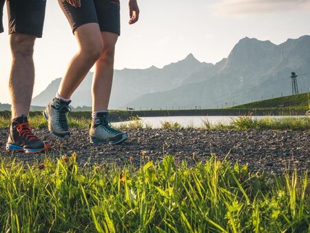 Zwei Wanderer auf einer Wanderung auf den Hochkönig in Österreich