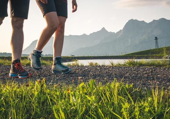 Zwei Wanderer auf einer Wanderung auf den Hochkönig in Österreich