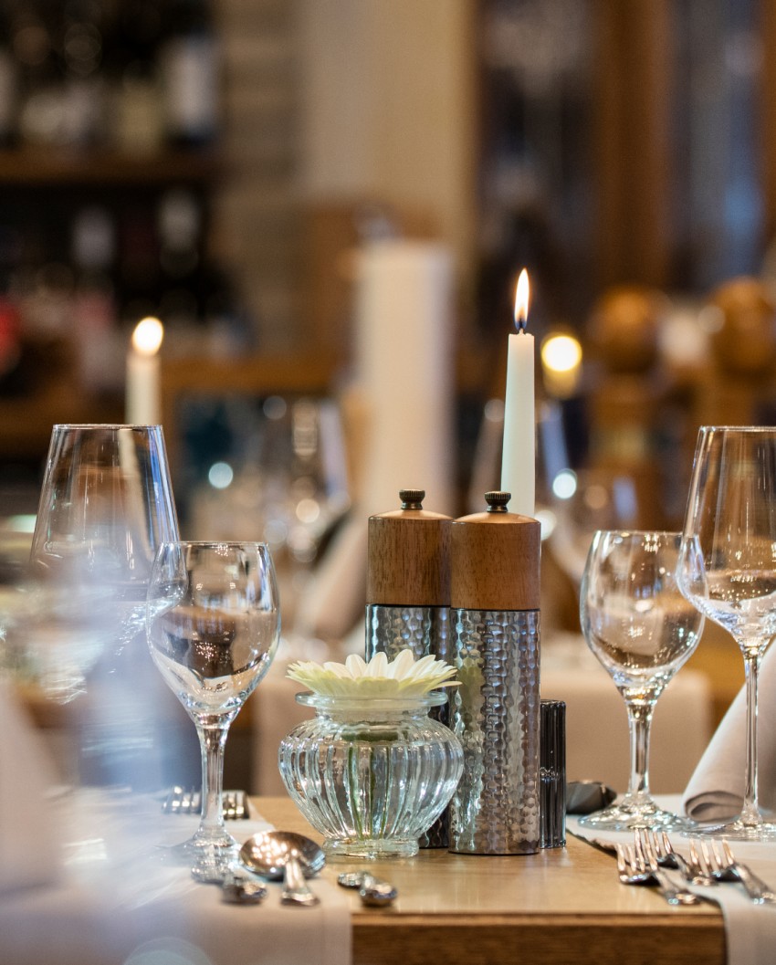 Fein angerichtetes Essen mit Rotwein auf der Terrasse der Bergheimat