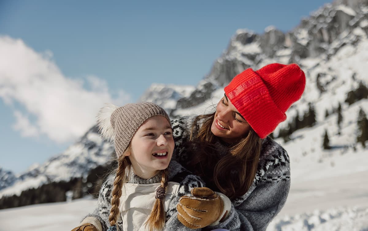 Rodelspaß mit der Familie beim Skiurlaub im Hotel Bergheimat in Mühlbach am Hochkönig